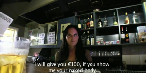 Une barmaid est baisée sur son lieu de travail - Creampie vaginal