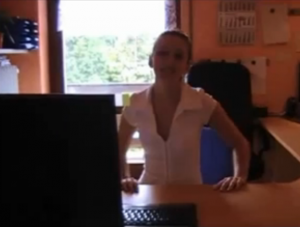 Elle est baisée sur le bureau - Creampie vaginal