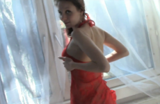 Une brunette en robe rouge très sexy - Creampie vaginal