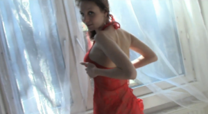 Une brunette en robe rouge très sexy - Creampie vaginal