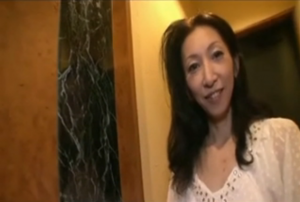 Une japonaise mature est remplie de sperme - Creampie vaginal