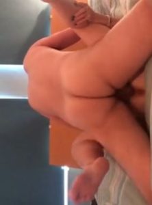 Un pote baise ma femme sur notre lit et lui remplit le vagin de foutre - Ejaculation Interne